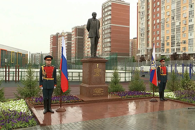 Памятник герою-разведчику Геворку Вартаняну установили на территории школы № 2070