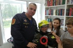 О пожарной безопасности и профессии спасателя рассказал детям пожарный в библиотеке № 261 