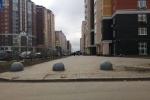Тротуар на улице Липовый парк от машин защитят полусферы