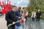 К памятникам погибших во время Великой Отечественной войны жителям поселения возложили цветы