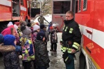 Первоклассников школы № 2070 познакомили с работой пожарных