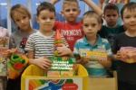 В школе № 2070 собрали игрушки и книги для больных детей