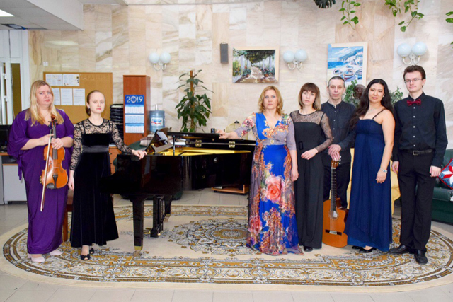 Преподаватели музыки из школы №2070 дали концерт в центре паллиативной помощи 