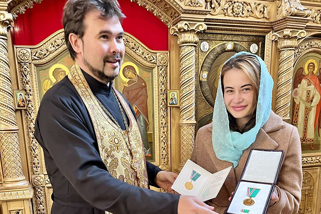 В Казанском храме прихожанку наградили медалью