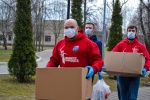 Волонтеры «Боевого братства» передали маски и продукты медикам больницы в Коммунарке