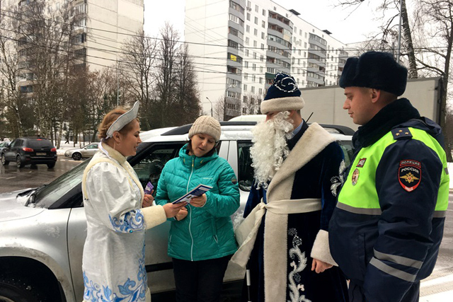 Полицейский Дед Мороз побывал в ТиНАО