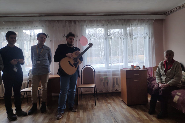 Ученики школы «Летово» посетили дом престарелых в селе Ильинский Погост