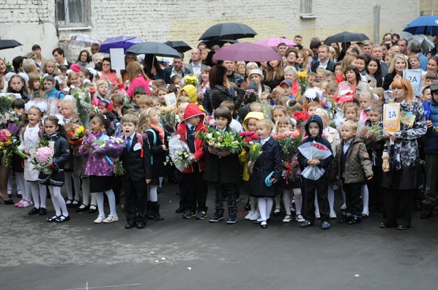 На данный момент в первые классы московских школ зачислены более 83 тыс детей