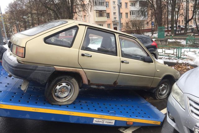 Улицу Александры Монаховой освобождают от брошенных машин