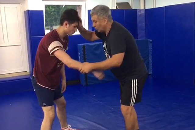 Инструктор Сосенского центра спорта Нурали Алиев рассказал о приемах вольной борьбы