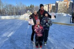 Семья из Сосенского завоевала два первых места на окружных соревнованиях «Веселые старты на льду»