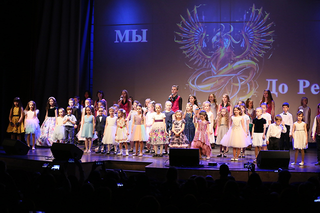 Ансамбль «ДоРеМи» представил отчетный концерт на сцене ДК «Коммунарка» 