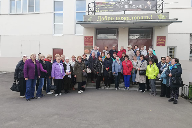 Пенсионеры и ветераны из Сосенского побывали на экскурсии в Павловском Посаде
