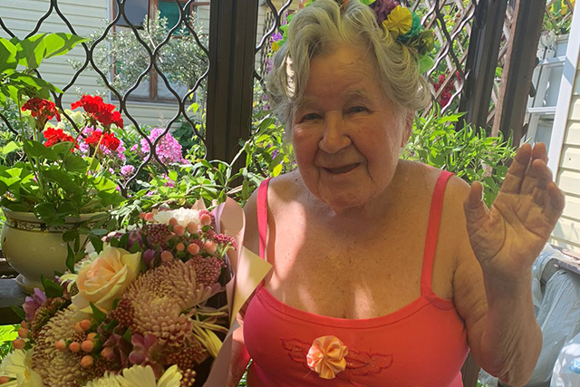 Нину Ляпину из Коммунарки поздравили с 90-летием