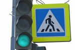 Зеленый сигнал светофора на улице Александры Монаховой продлили для удобства пешеходов
