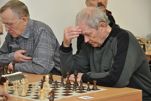 Школа №2070 будет учить пенсионеров шахматам и скандинавской ходьбе