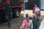 Пожарные из Коммунарки познакомили детсадовцев со своей работой