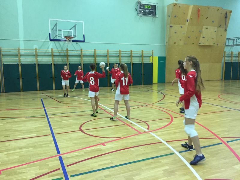 Учащиеся Школы №2070 участвуют в соревнованиях по гандболу