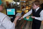 Учащиеся Школы №2070 могут оплачивать завтраки картой