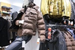 Двое неизвестных попытались украсть из магазина в Сосенском куртку
