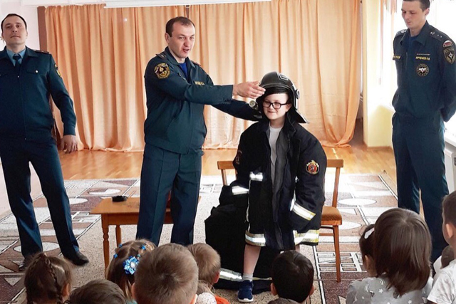 Сотрудники пожарной части №120 провели с дошкольниками из Сосенского занятие по безопасности 