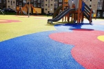 На детской площадке в деревне Сосенки заменили покрытие