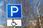 Парковочное место в поселке Коммунарка закрепили за водителями-инвалидами