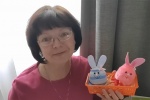 Педагог ДК «Коммунарка» Наталья Лапеева научила шить пасхального кролика