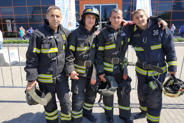 Пожарные ТиНАО стали чемпионами соревнований по преодолению пожарно-спасательной полосы препятствий 