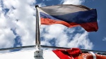 В Москве прошел патриотический флешмоб «Самый длинный флаг» с участием 3000 активистов