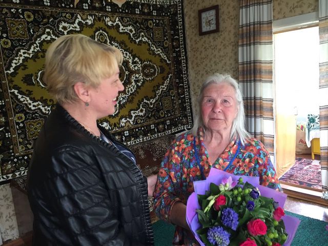 Жителей поселения Сосенское – Ларису Левшенкову и Анну Горячеву – поздравили с юбилеем