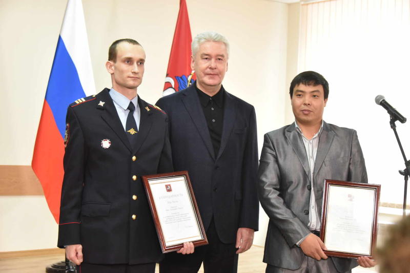 Собянин наградил мужчин, спасших женщину на станции метро «Красносельская»