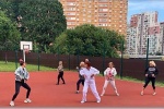 Спортивные занятия «Московского долголетия» в школе № 2070 проходят на свежем воздухе