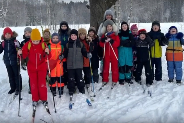 Ученики школы №2070 совершили прогулку по зимнему лесу