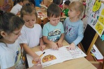 Воспитанников детского сада «Лисенок» познакомили с хохломой