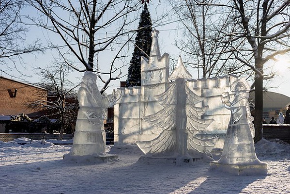 Ледяная скульптура Сосенского поселения приняла участие в фестивале «Путешествие в Рождество»