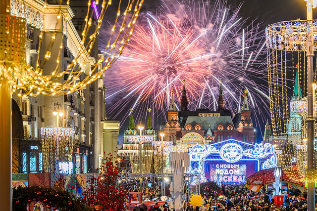 В новогоднюю ночь в ТиНАО салюты будут запускать в Московском и Троицке