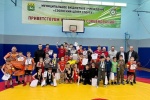 На соревнованиях по вольной борьбе в Сосенском центре спорта приняли участие около сотни спортсменов