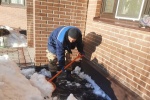 Клининговые компании начали очищать отмостки у МКД в Сосенском