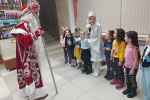 В ДК «Коммунарка» воспитанников поздравили Дед Мороз и Снегурочка