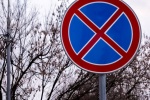На участке улицы Александры Монаховой в районе ЖК «Бунинские луга» запретили парковку