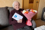Труженицу тыла из Коммунарки поздравили с 95-летием
