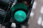 ЦОДД перенастроил светофор на перекрестке новой дороги в Газопроводе