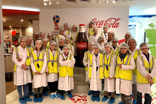 Подростки из Сосенского побывали на заводе «Кока-Кола» 