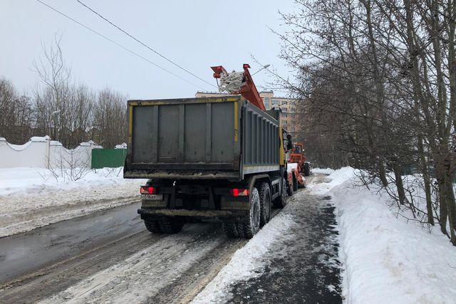 На уборке снега в Сосенском заняты 157 человек и 22 единицы техники